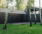 TEŻ... między brzozami —  widok na taras z zasłoniętymi przeszkleniami