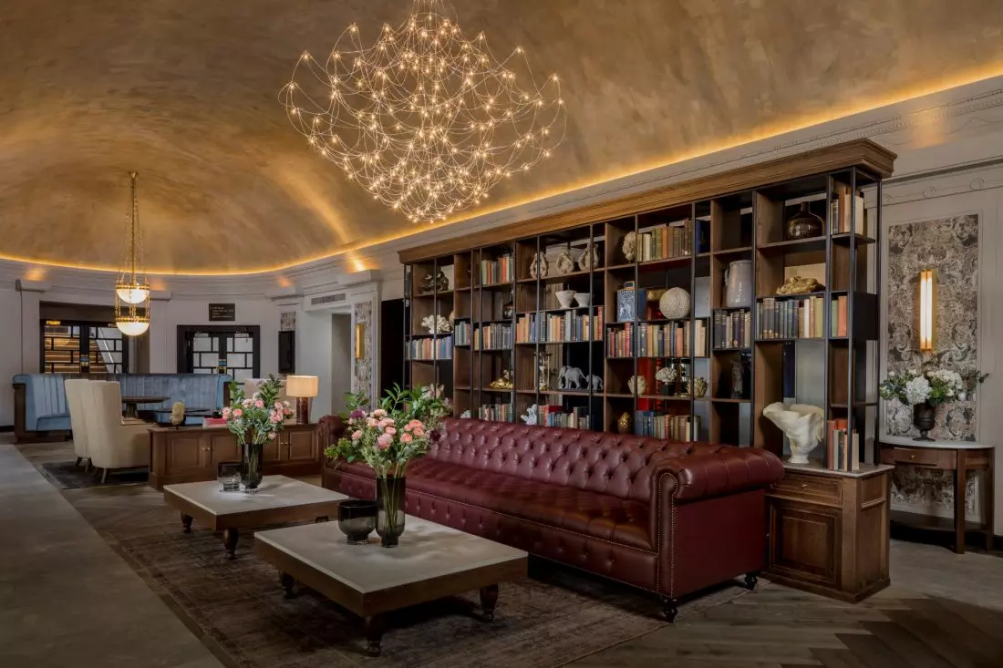 lobby zostało przesunięte w głąb hotelu