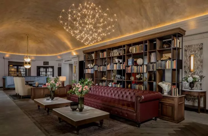 Hotel The Queens — lobby