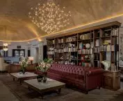 Hotel The Queens — lobby