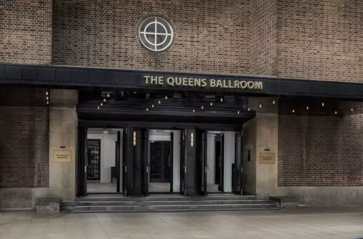 Hotel The Queens — wejście do sali balowej od ulicy