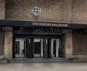 Hotel The Queens — wejście do sali balowej od ulicy