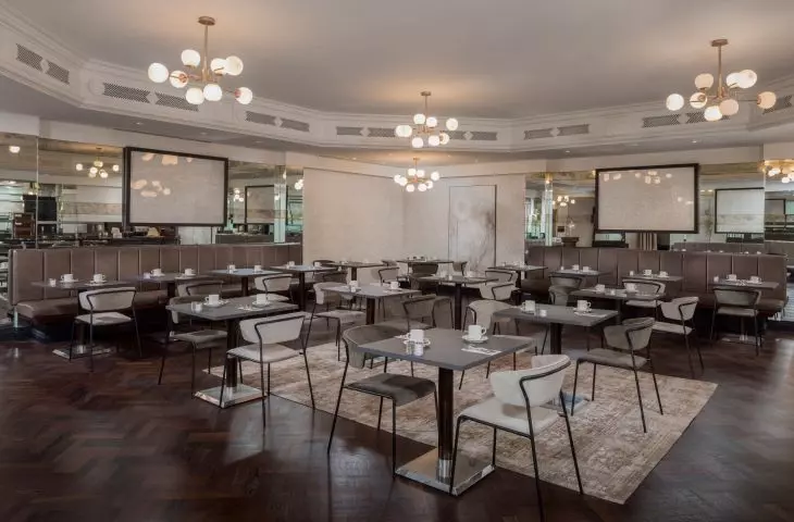 Hotel The Queens — sala barowa