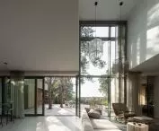 Taras z domem nad jeziorem - proj. UGO Architecture