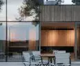 Taras z domem nad jeziorem - proj. UGO Architecture