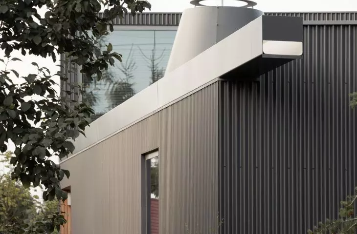 Taras z domem nad jeziorem - proj. UGO Architecture