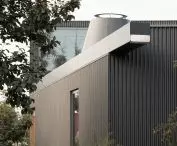 Taras z domem nad jeziorem - proj. UGO Architecture