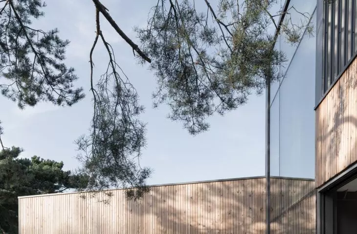Taras z domem nad jeziorem - proj. UGO Architecture