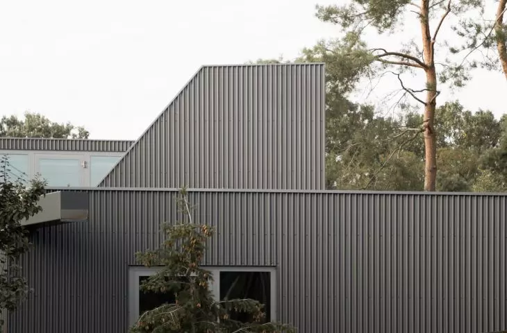 Taras z domem nad jeziorem - proj. UGO Architecture