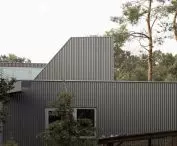 Taras z domem nad jeziorem - proj. UGO Architecture