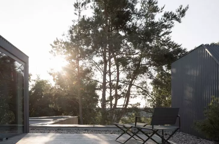 Taras z domem nad jeziorem - proj. UGO Architecture