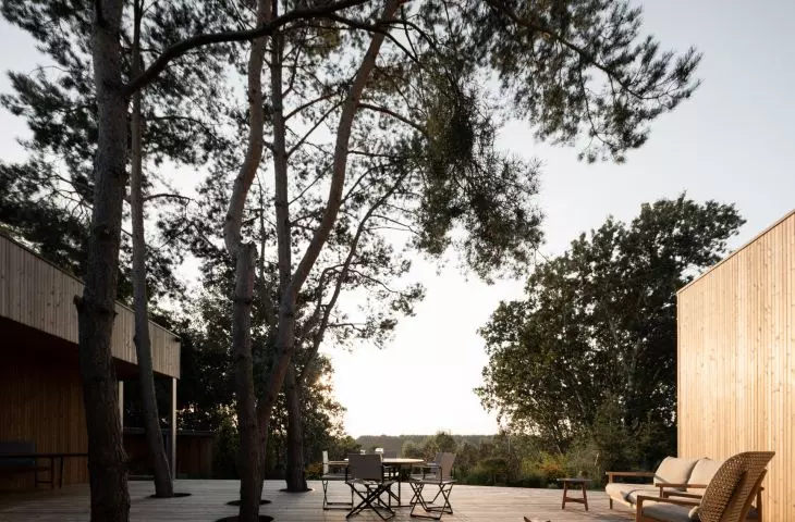 Taras z domem nad jeziorem - proj. UGO Architecture