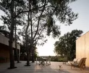 Taras z domem nad jeziorem - proj. UGO Architecture