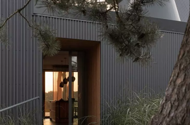 Taras z domem nad jeziorem - proj. UGO Architecture
