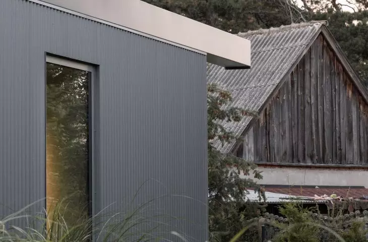 Taras z domem nad jeziorem - proj. UGO Architecture