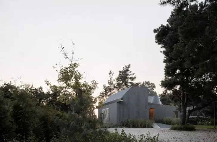 Taras z domem nad jeziorem - proj. UGO Architecture