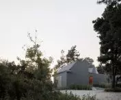 Taras z domem nad jeziorem - proj. UGO Architecture