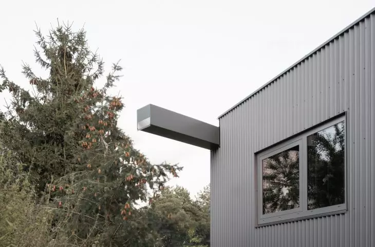 Taras z domem nad jeziorem - proj. UGO Architecture
