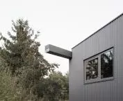Taras z domem nad jeziorem - proj. UGO Architecture