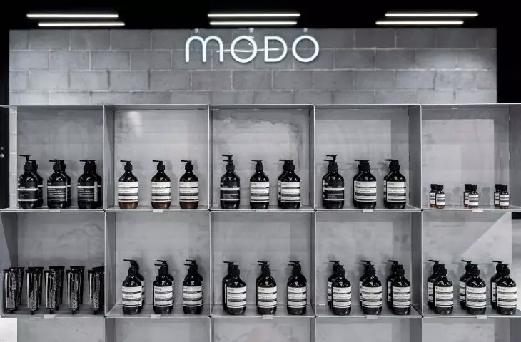 MODO Store, wnętrze i jego elementy tworzą tło dla ekspozycji