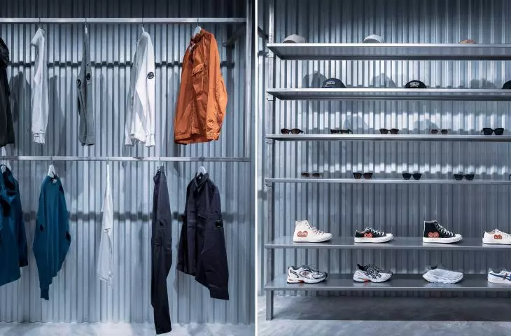 MODO Store, charakterystycznym elementem wystroju są stalowe kurtyny