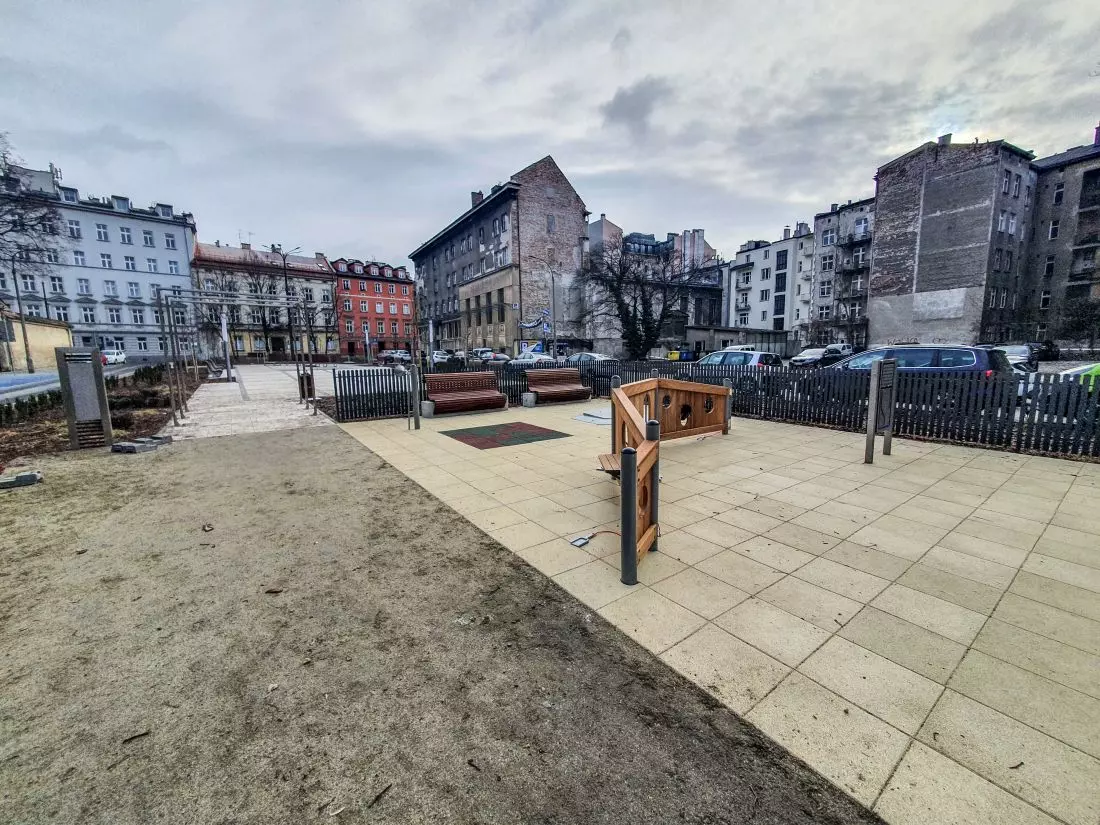 plac zabaw stanowi nie wielki fragment całego założenia