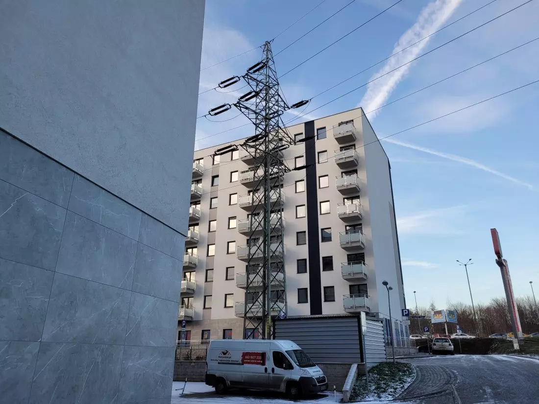  linia wysokiego napięcia na osiedlu Dywizjonu 303 20 i 20a
