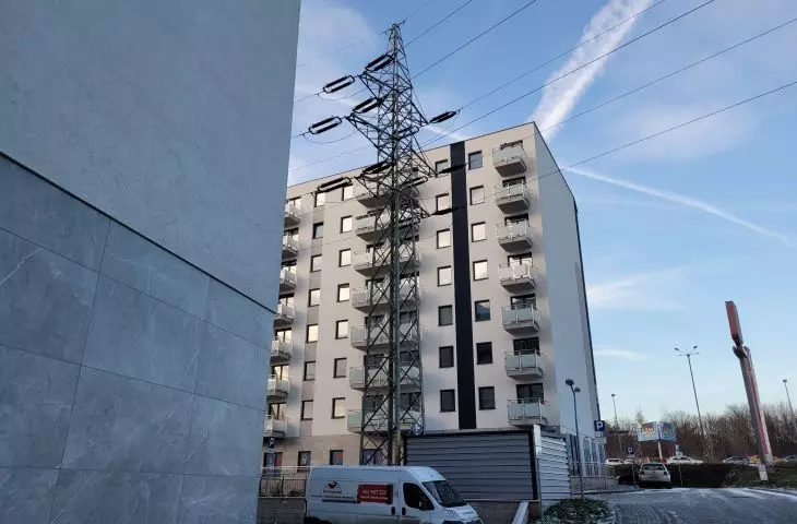 Linia wysokiego napięcia na osiedlu Dywizjonu 303 20 i 20a