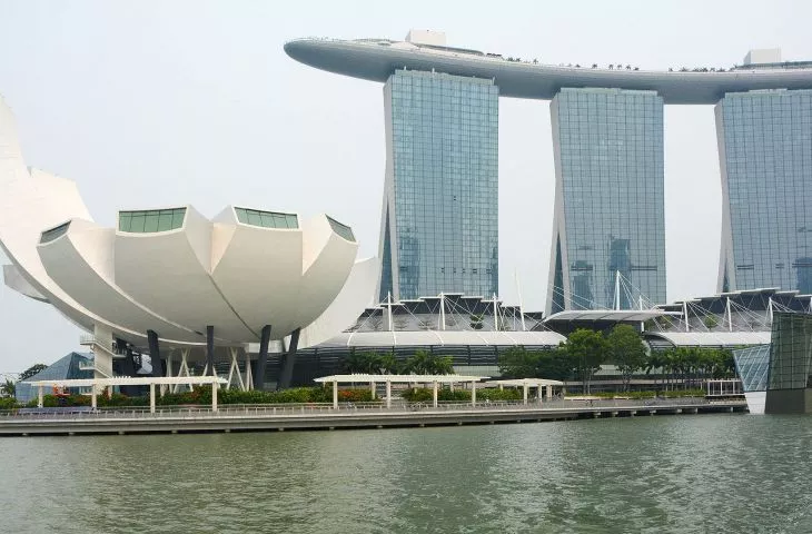 Muzeum Sztuki i Techniki (po lewej), kompleks wielofunkcyjny Marina Bay Sands (po prawej)