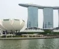 Muzeum Sztuki i Techniki (po lewej), kompleks wielofunkcyjny Marina Bay Sands (po prawej)