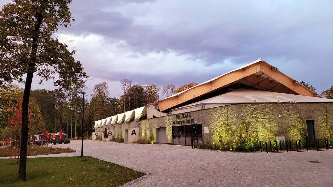 po ścianach amfiteatru będą
się piąć rośliny