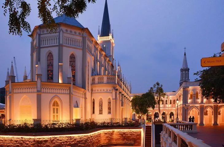 Muzeum Sztuki i Techniki (po lewej) i kompleks wielofunkcyjny Marina Bay Sands (po prawej)