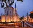 Muzeum Sztuki i Techniki (po lewej) i kompleks wielofunkcyjny Marina Bay Sands (po prawej)