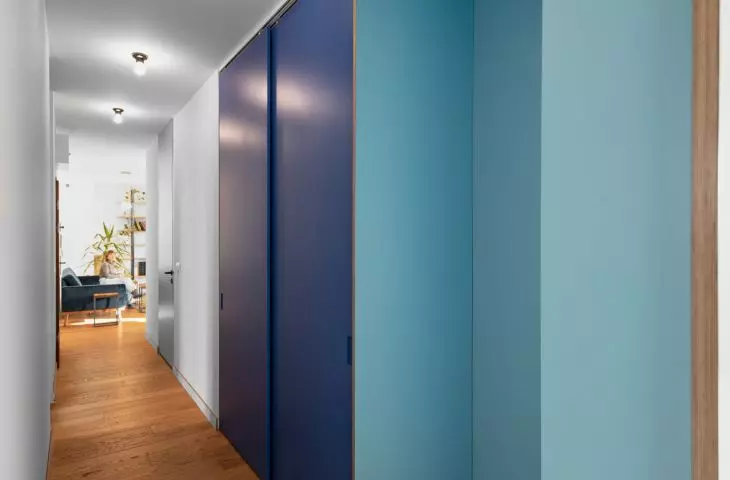 The interior finish is characterized by the use of different shades of blue