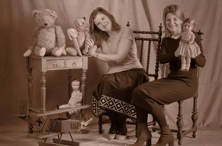 Dyrektorki Muzeum Zabawek w Krakowie, Katarzyna Sosenko i Katarzyna Jagodzińska w Atelier fotograficznym Wojciecha Sosenki zorganizowanym z okzaji Dnia Babci i Dziadka.