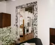 widok na częściowo otwarte lustrzane drzwi do sypialni