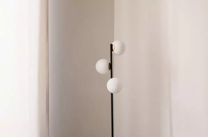 designerska lampa w salonie