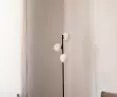 designerska lampa w salonie