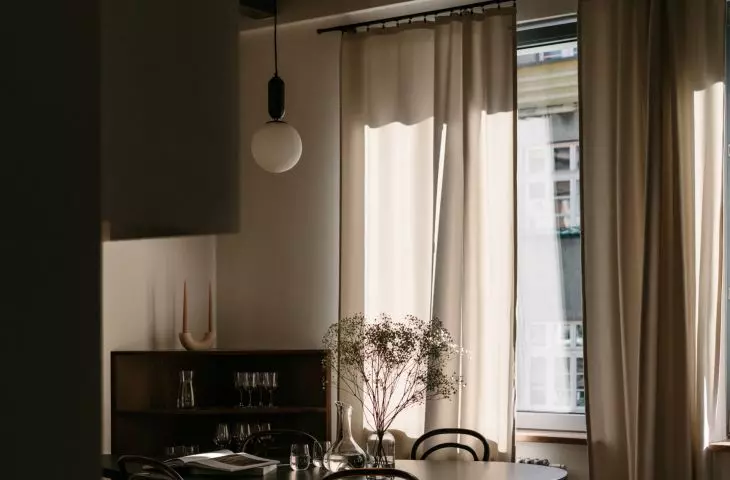 klimatyczne wnętrze minimalistycznego apartamentu