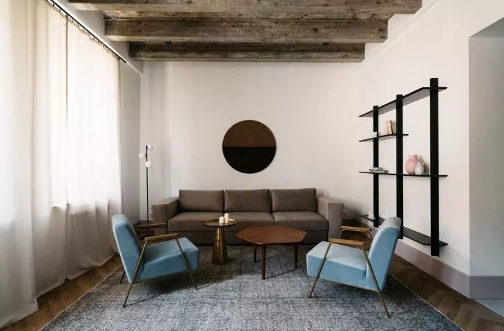 architekci zachowali oryginalny, belkowany sufit w mieszkaniu