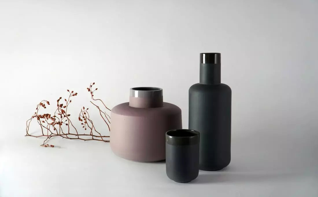 Wazon Berta i H2O - Karafka na wadę z kubkiem. Projekt: Marek Cecuła, 2020, PL Porcelana barwiona.