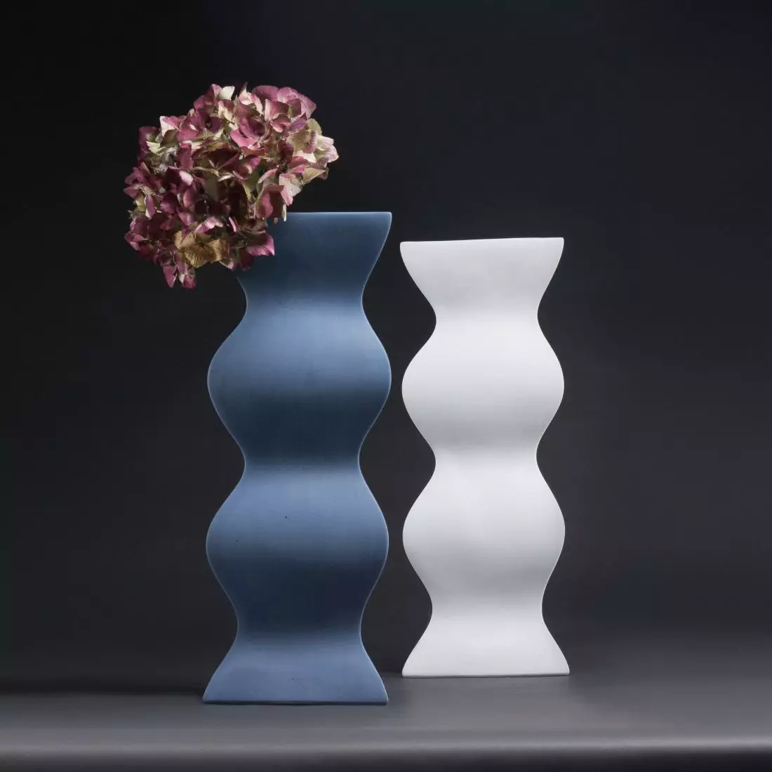 Wazon Constantin Projekt: Edyta Cieloch 2016, Ćmielów Design Studio  Porcelana barwiona Nieregularna forma wazonu sugeruje kształty natury, nawiązuje do nurtu estetycznego w sztuce XX w. abstrakcji organicznej. Doskonale sprawdzi się we wnętrzach jako rzeźbiarski element dekoracyjny, nawet bez kwiatów.