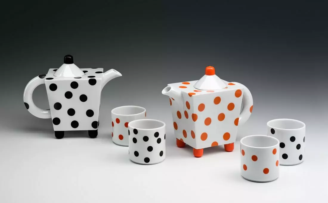 Zestaw do herbaty Projekt Marek Cecula 2021, Ćmielów Design Studio  Porcelana, kalka ceramiczna, silikon Dawka humoru w projektowaniu, zestaw do herbaty, który powinien poprawić twój poranny nastrój.