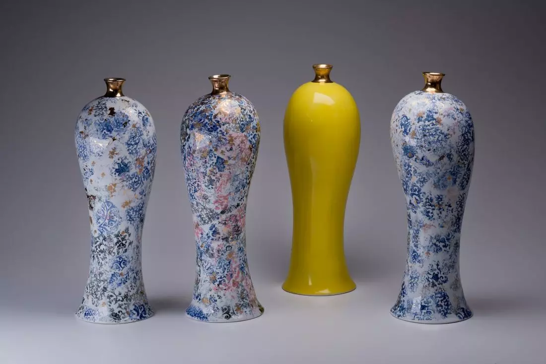 Chinita — forma interpretacji klasycznego chińskiego wazonu w bogatej dekoracji Marek Cecula 2016 Porcelana, złoto Efekt dekoracyjności uzyskany jest poprzez wielokrotne nakładanie kalkomanii oraz wielokrotne wypalanie w piecu ceramicznym. Wazon jako dekoracja domu wnosi urok orientalnej porcelany we współczesnym wydaniu