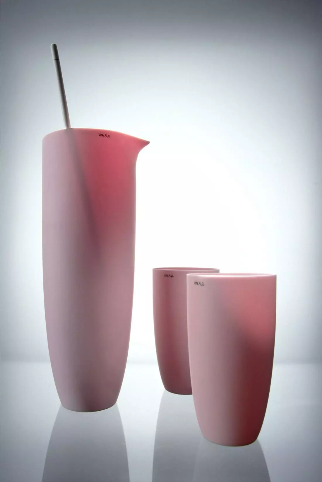 ZESTAW KORUNDOWY “NECTAR SET” Projekt Marek Cecula 1999 Korund — ceramiczny materiał używany powszechnie w przemyśle i wysokiej technologii ceramicznej i nigdy nie zawitał jeszcze na stół domowy. Wypalając w temperaturze 1700*C uzyskuje się materiał o niesamowitej twardości (drugi w twardości po diamencie) zachowujący przezierność i możliwość barwienia na specyficzne kolory. 