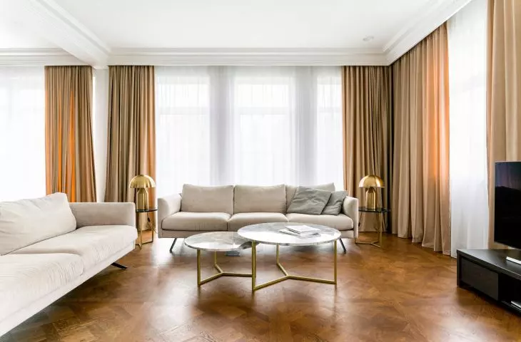 Salon z widokiem na sofy