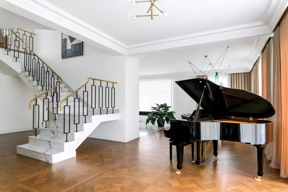 Wykonane z kamienia
schody połączone zostały metalowymi balustradami