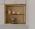 Proste, minimalistyczne meble urozmaicają złote dodatki