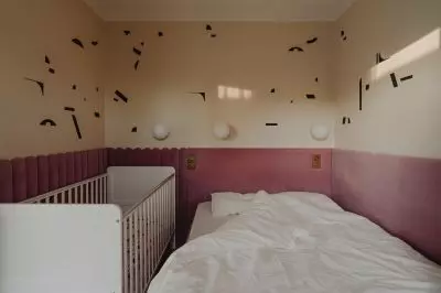 zdobienie on the bedroom wall resembles beachgoers seen from a bird`s eye view