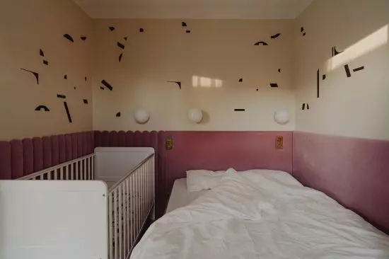 zdobienie on the bedroom wall resembles beachgoers seen from a bird`s eye view